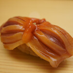 鮨おばな - ザクザクと輪郭を感じさせながら広がるミネラル。香りは一歩置いて立てるように綺麗な一体感を形成。 こちらも写真映りが悪いほうが美味い説をおもしろく実証する。