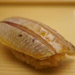 鮨おばな - 脱水というよりは瑞々しさのなかにシャリを染めていき、そこで感じる優しい旨味。 醤油に引き立つバランス、そしてシャリが見事に合致させる味わい。計算尽くされたであろう握り。