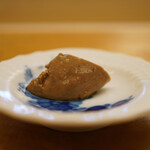 鮨おばな - ◆のどぐろ肝
      先ほどののどぐろの肝を濃いめに煮たもの。
      落ち着いたあん肝とは違う濃密なコクと旨味。舌先で圧をかけると香りを膨らませながら口どける美味さ！おばなさんらしい仕事が垣間見える素晴らしき逸品。