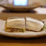 鮨おばな - ◇ナカズミ 棒寿司（天草）
      初めて頂く小鰭の大きな個体。
      敢えて棒寿司にする思惑がこの後に鮮明となる。