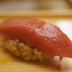 鮨おばな - 口当たりは前者よりもさらに濃厚且つしっとりとした旨味を醸し、シャリによって相乗させる旨さが炸裂！ 剥がしならぬスプーン！