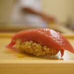 鮨おばな - ◇剥がしよりもスプーン！？（大間）
      中トロの筋と筋の間で、もはやスプーンで掬う部位。