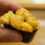 鮨おばな - 赤雲丹＝甘雲丹と名付けたいほど強烈な甘み。。
      思わず皆さん揃って笑顔が綻ぶおいしさでした！