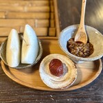 知憩軒 - 朝食①梨、醤油もろみ、すっぱい梅干し