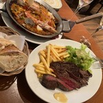 バニュルス 上野駅店 - US産 特選牛ハラミのステーキ フライドポテトとサラダ添え・鶏肉と魚介のミックスパエリア