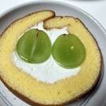 シャトレーゼ - シャインマスカットのふんわりロール