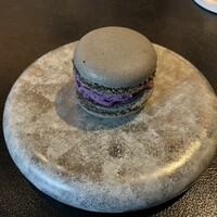 CORK - 紫芋とフォアグラのマカロン