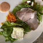 トラットリア セレーノ - 前菜を上から。
      酸味が効いたソースで、レタスもシャキシャキ！
      秀麗豚の生ハムが味わい深くて、
      もう1枚食べたいわ〜(*´﹃｀*)
      テリーヌはふわっふわ♡