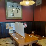 夢創庵 - 店の奥の４人掛けテーブル席は、衝立を立てて２人づつ案内されていました。