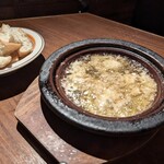 吉祥寺っ子ダイニング ペコリ - カマンベールのホワイトアヒージョ、バゲット