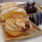 オアシス - キャラメルナッツのシュークリーム。本日はこれが一番のお気に入りでした。