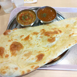 ロイヤルカリー - 料理写真:ナン+カレー2種