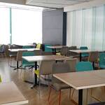 オアシス - 店内は全面ガラス張りでとっても明るいです。