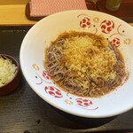 いろり庵 きらく - 料理写真:冷やしたぬき蕎麦　※ぶっかけスタイルですね。蕎麦は細麺ですがかなりコシがあります。つゆは少しカエシ強めでやや甘いタイプ。あれ、でもこのお店の蕎麦こんなコシ強かったかな？
