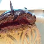 オアシス - 可愛いお顔を割ってしまうのは忍びないけれど……ショコラとベリーのムース断面。