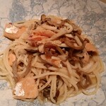 Osteria IL VIAGGIO - サーモンと茸ペペロンチーノ