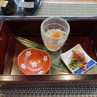 金澤 かが美 - 【ミニ懐石】
                    季節の前菜三種
                    左側食べてしまいました
