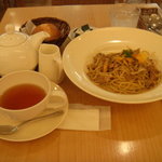 アフタヌーンティー ティールーム - 鶏とキノコのポルチーニソースパスタ
