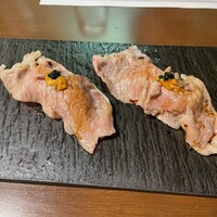芝 - 【松コース】福岡おすすめスイーツランクアップ＋2時間飲み放題 仲居お任せコース（川沿い個室確約）
                    炙り肉寿司（雲丹、キャビア添え）