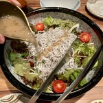 サカナキュイジーヌ・リョウ - ネギ塩ドレッシング。しらすが美味しい。わさびドレッシングにすれば良かったかも？