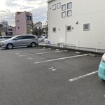 伊豆家 - 店舗駐車場(青いプレートが貼られた場所が伊豆家利用客駐車場)