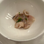 ホテルニューオータニ 大阪 - はまぐりとフレッシュハーブのスープ　はまぐりが大きくて塩味効いて美味しい。後からスープ入れます。