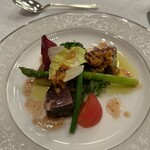 ホテルニューオータニ 大阪 - 旬のカツオと季節のサラダ　いぶりがっこと香味ソースを添えて