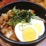 博多とんこつ 天神旗 - ヘタレ丼@400　これも旨い！