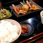 橿原酒場 情熱ホルモン - ランチ 情熱ホルモン定食 ごはん中