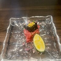 焼肉 銀座コバウ 並木通り店 - 和牛のお造りキャビア乗せ