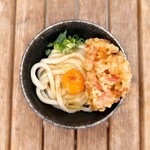 須崎食料品店 - 温かいうどん＋玉子・かき揚げ