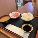 埼玉漁港 海鮮食堂 そうま水産 - セルフコーナーのご飯やあら汁、お漬物