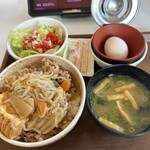すき家 - 料理写真:月見すきやき牛丼
シーザーサラダ、味噌汁ランチセット