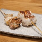 練馬 鳥長 新潟 - 本日の串、手羽とムネ肉。
