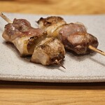 練馬 鳥長 新潟 - 最後の串、内もも。塩と混ざったジューシーな旨味。