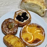 神戸屋キッチン 横浜店 - ケーゼブロート、ダークチェリー、オレンジのガレット、鳴門金時芋のスイートポテト、マロンデニッシュ