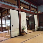 そば工房権兵衛 - 店内は開放的。調度品を眺めるのも楽しい。