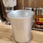 らーめん 佐山 - 重厚な中空?アルミ製水コップ、提供はセルフです