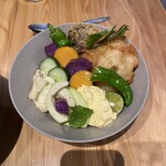 HAKUMOKKA - ご飯のようにしっかり炊いたキヌアの上に トッピング！黒あわびだけと キクラゲのカツレツ、青バナナ天ぷら、黄金芋 紫芋  青グァバサラダ  絶品ドレッシングは バーニャカウダ 卵なしドレッシング！