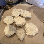 HAKUMOKKA - きのこ 黒あわびだけ キクラゲ のカツレツの準備