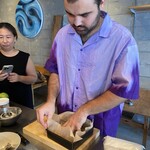 HAKUMOKKA - アンドレアさんケーキ用のクッキングシートをセッティング