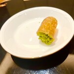 TATSUMI - お茶菓子としてカンノーリが最後についてきます。カンノーリ。レモンクリームとピスタチオが口直しにピッタリ。