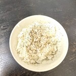 萬来亭 -  半ライス（胡椒をかけてラーメン待機中♪）