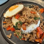 プリッキーヌ - ガパオライス、目玉焼きズラし