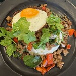 プリッキーヌ - ガパオライス、パクチー増し増し