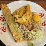 駅そば 八起家 高崎店 - かき揚げ天たまそば冷・ちくわ天
