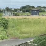 トラットリア セレーノ - テーブル席の窓から見た風景。
      JAXAから車で5分なのに、ご覧の通り
      ナビがないとたどりつけませんm(_ _)m