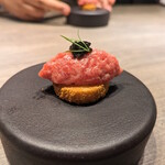 USHIGORO S. - キャビアと和牛の燻製タルタル