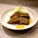 Wafu Motsu Ryori Arata - 牛肉炖菜、莴苣、芥末