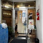 カフェ ド シェル - 入り口。ステンサッシがステキ。